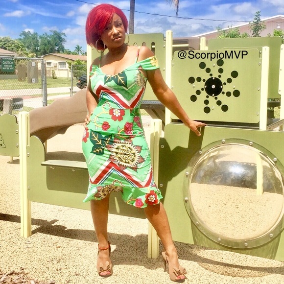 Women’s FASHION SLEEVELESS FLORAL DRESS - Picture 2 of 7